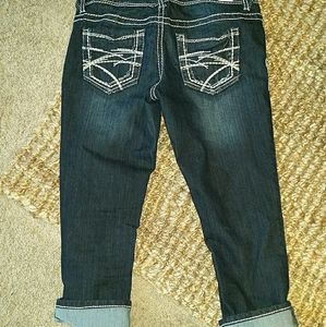 WORN ONCE Maurices capri jeans Like New! Sz 5 Crop